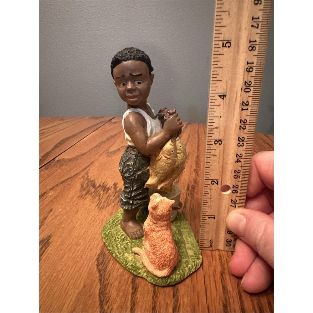 Vantage Point Fishing Boy Figurine 1994 Multicolor Excellent Black Americana - Picture 7 of 7